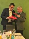Jürgen Franken überreicht Geschenke